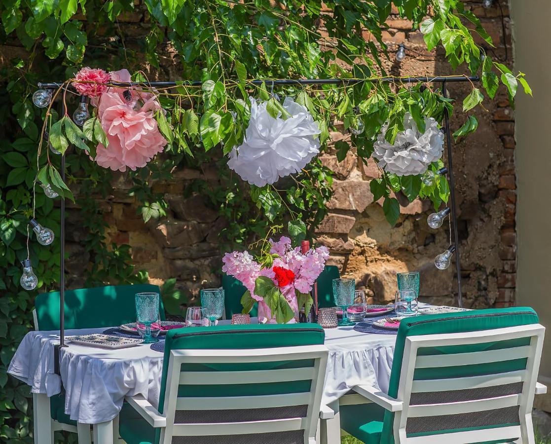 La Fontaine Hotel Хунедоара Екстериор снимка