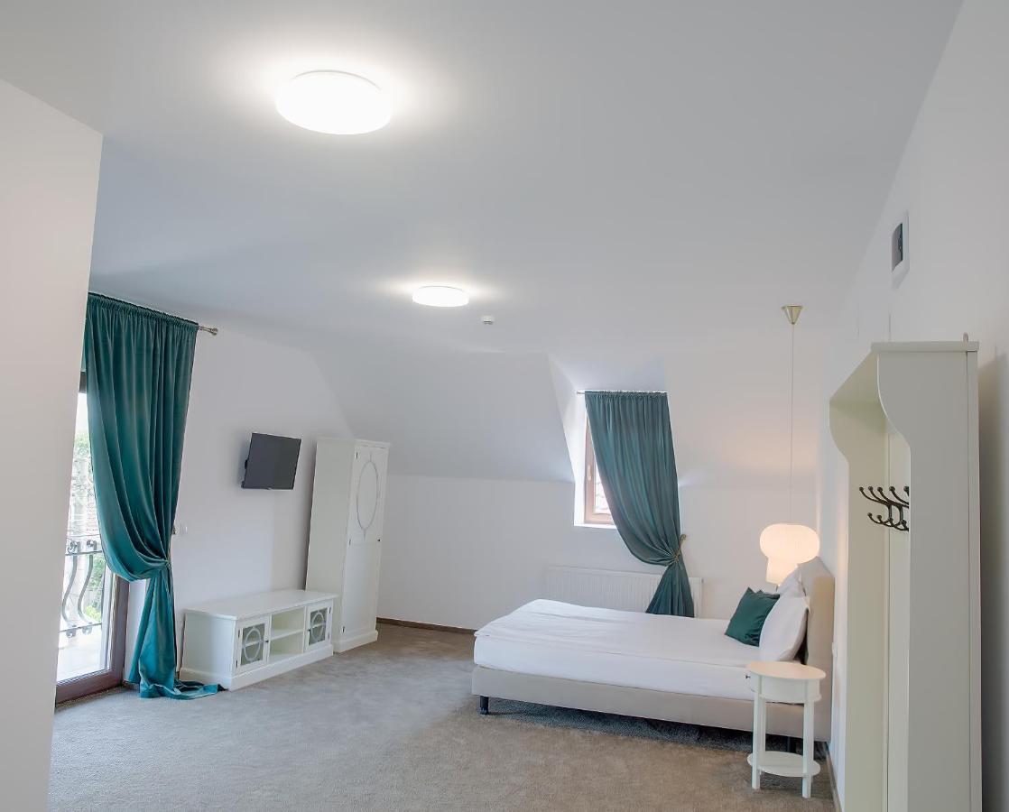 La Fontaine Hotel Хунедоара Стая снимка