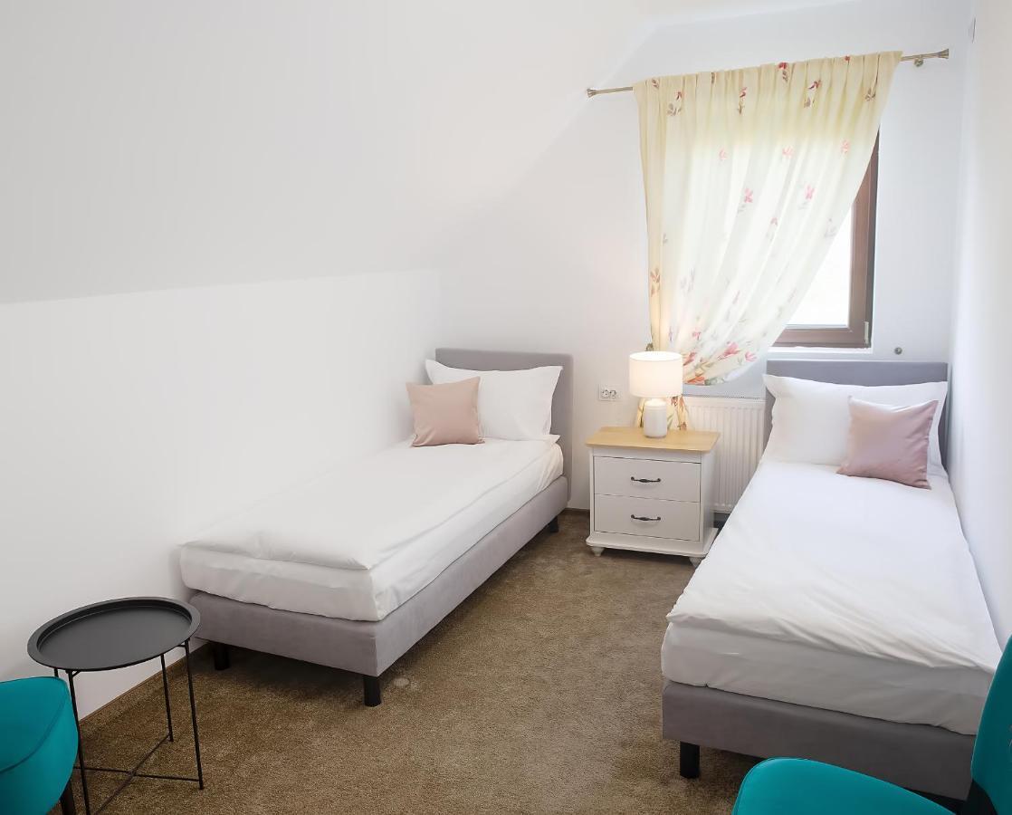 La Fontaine Hotel Хунедоара Екстериор снимка