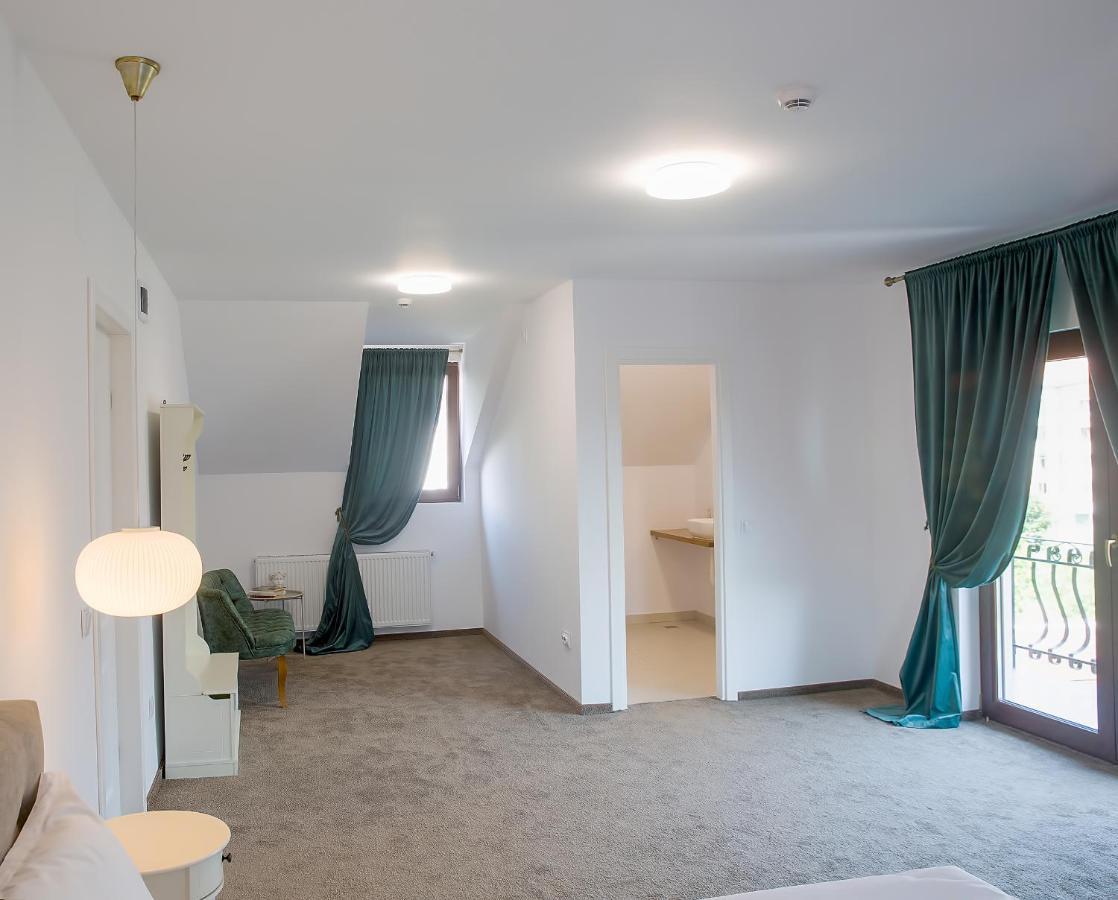 La Fontaine Hotel Хунедоара Екстериор снимка