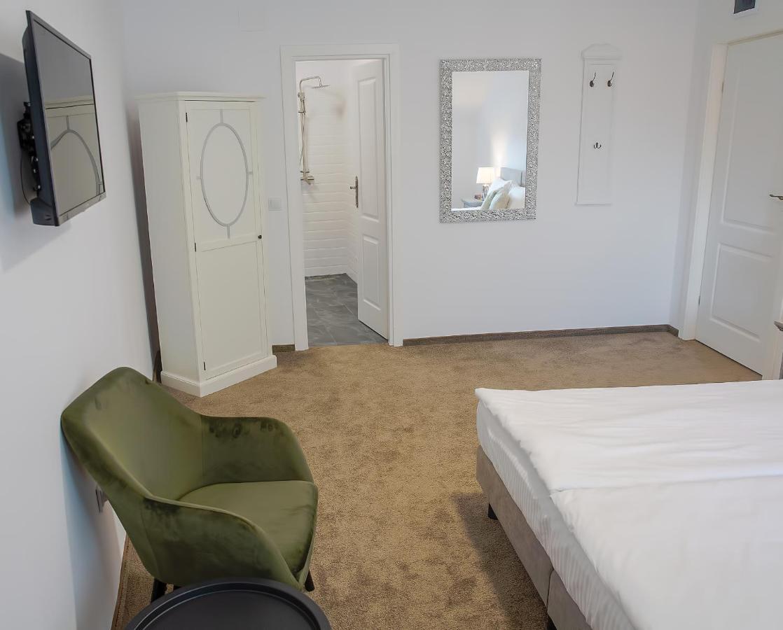 La Fontaine Hotel Хунедоара Екстериор снимка