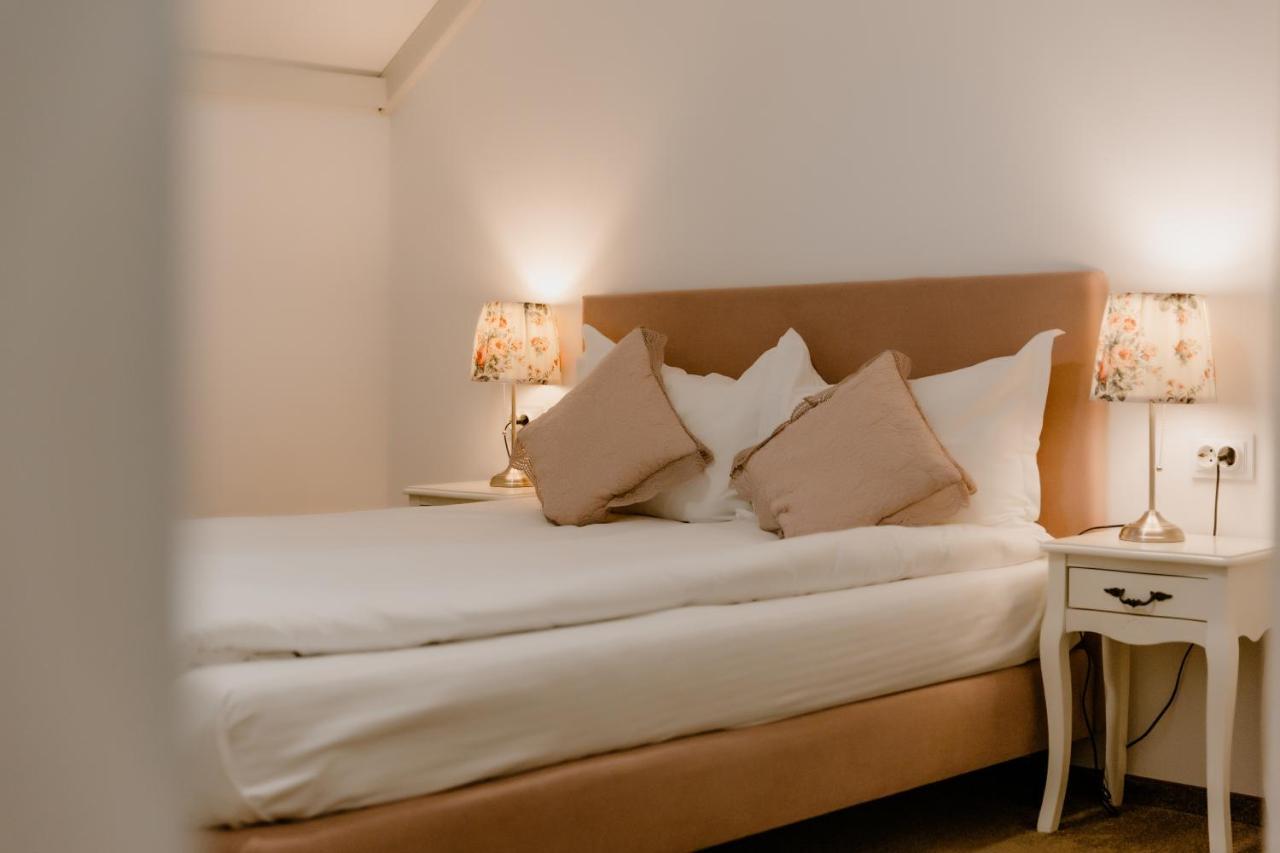 La Fontaine Hotel Хунедоара Екстериор снимка