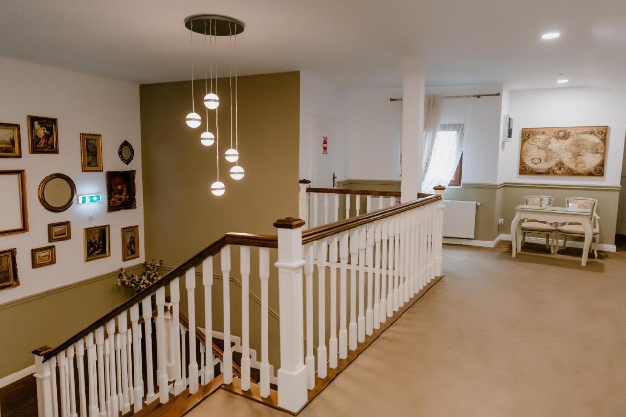 La Fontaine Hotel Хунедоара Екстериор снимка