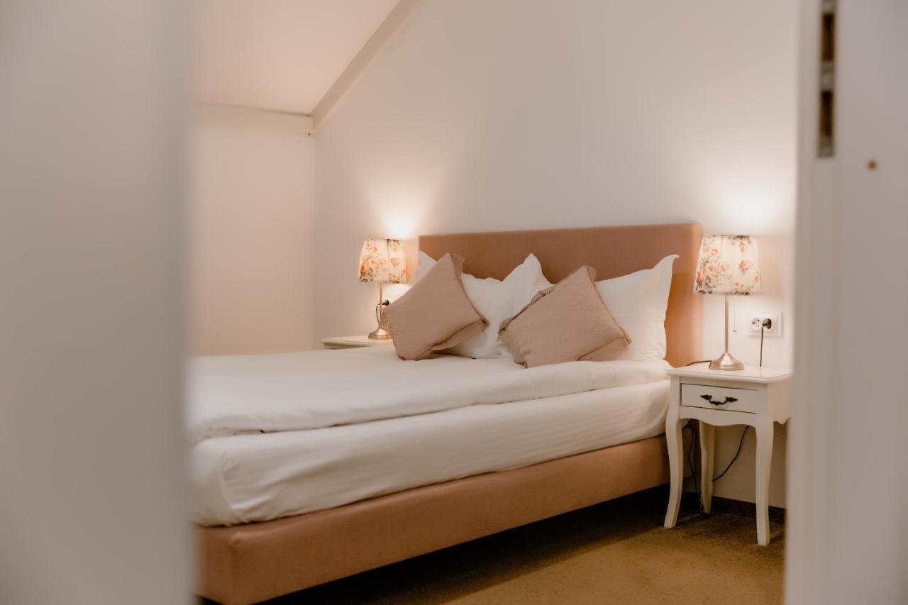 La Fontaine Hotel Хунедоара Екстериор снимка