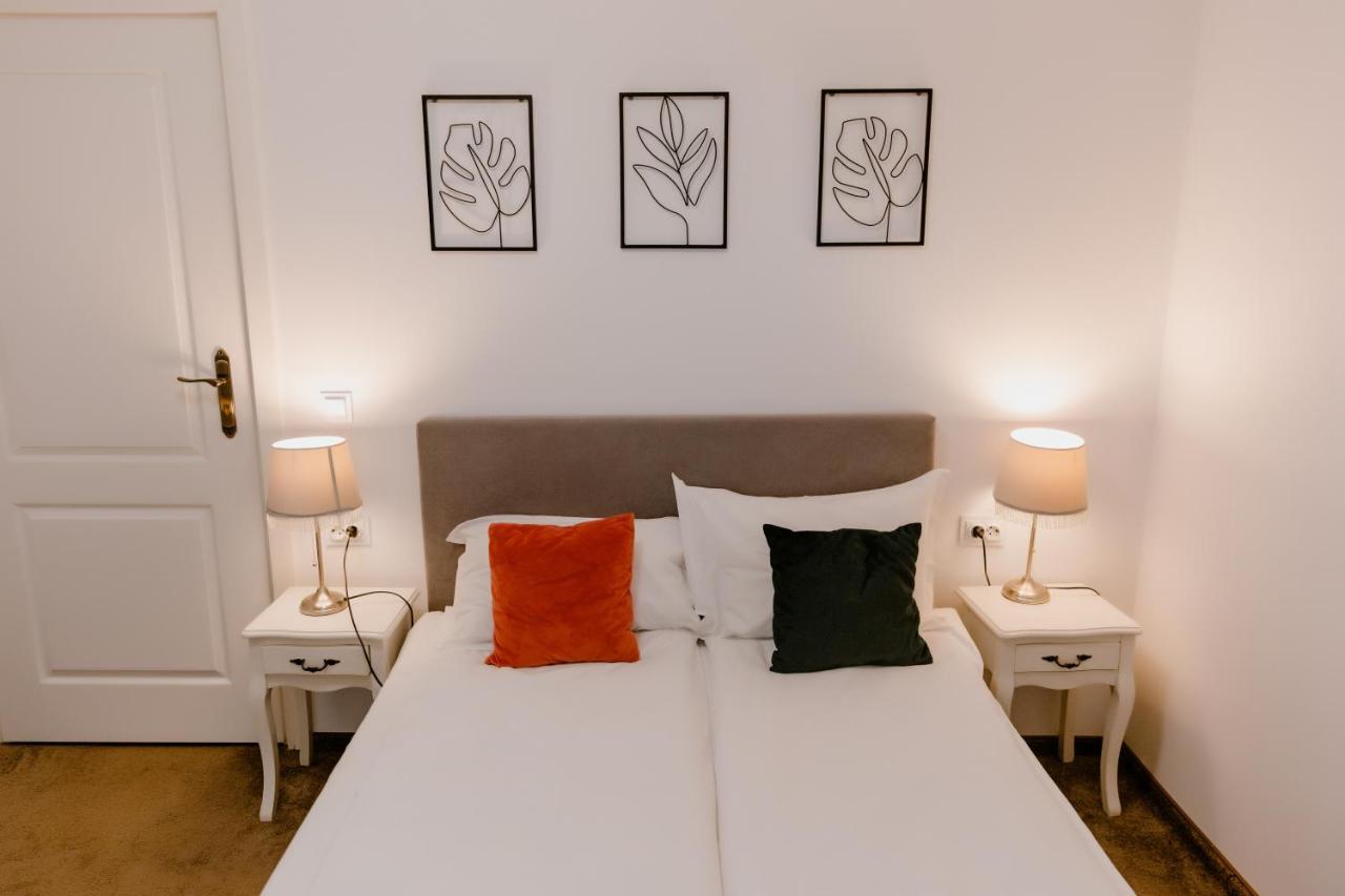 La Fontaine Hotel Хунедоара Екстериор снимка