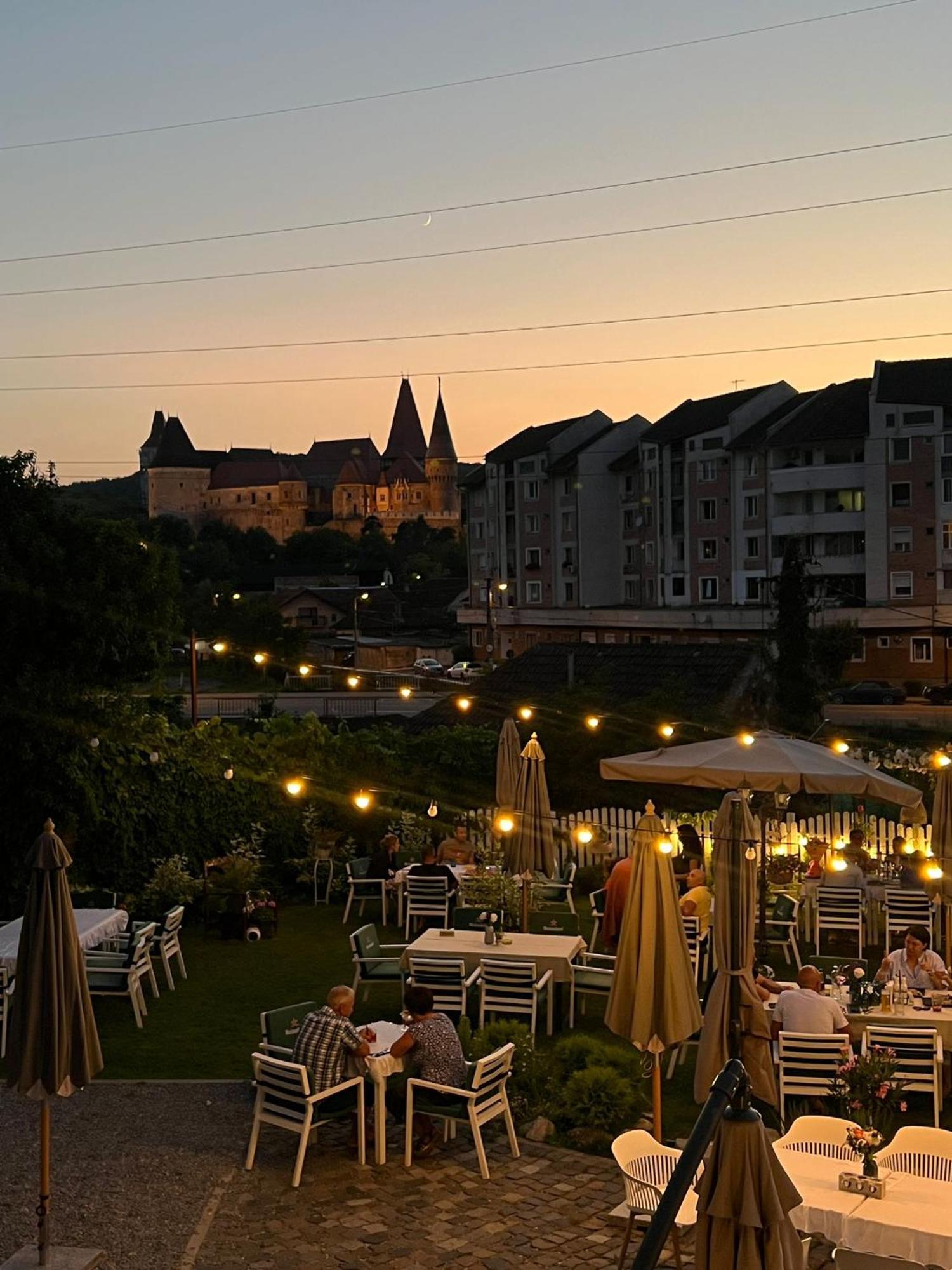 La Fontaine Hotel Хунедоара Екстериор снимка
