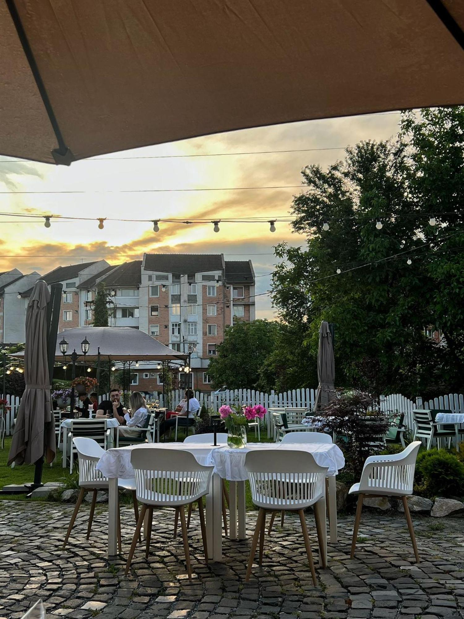 La Fontaine Hotel Хунедоара Екстериор снимка